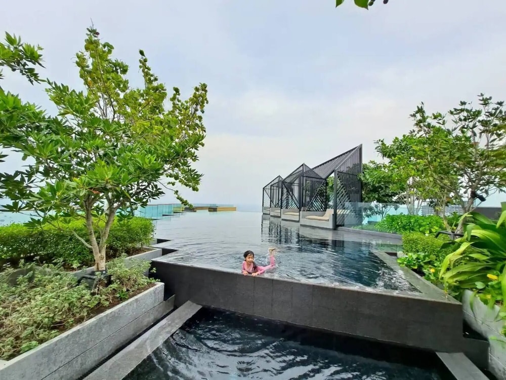 Elegant Room With Roof Top Pool - Best In Pattaya