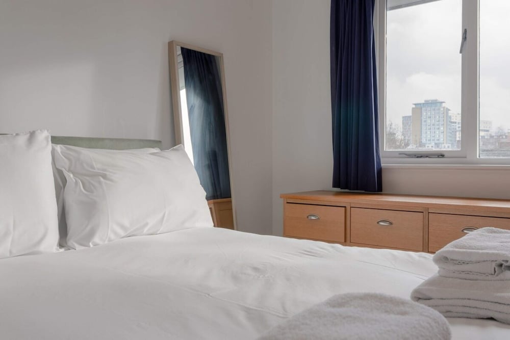 A Spacious 2 Bedroom Apartment In Aldgate East