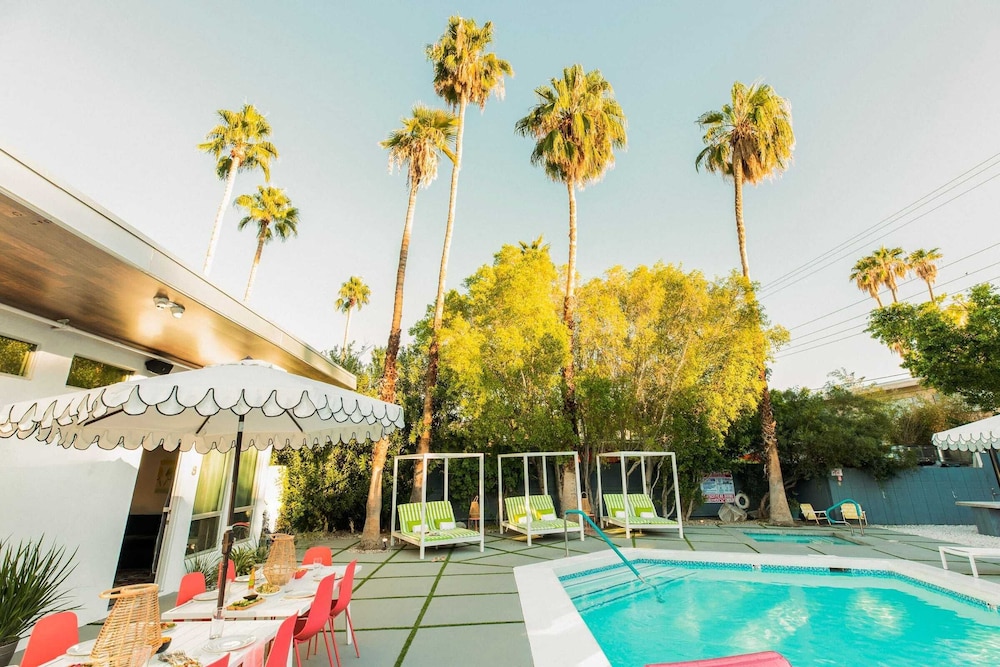 5 Private Rooms, Sleeps 14 Wesley Studio Buyout