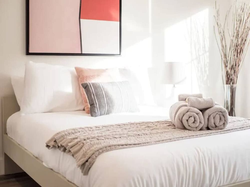 Work Of Art -3 Bedroom Elegant Townhome-columbus