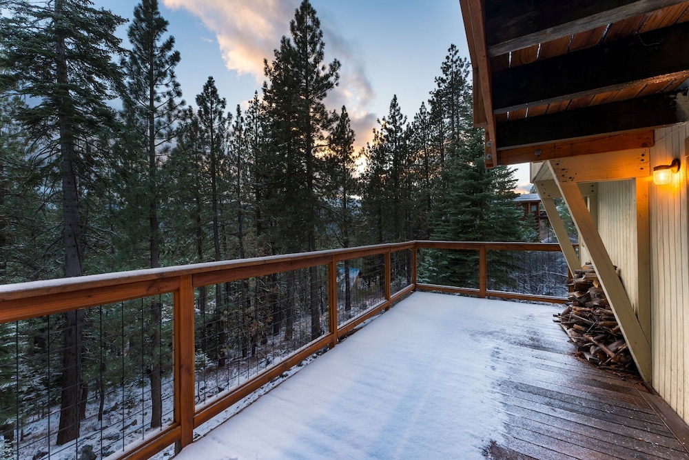 Sierra at Donner Lofted Cabin Minutes to Lake A-frame-inspired Design Deck