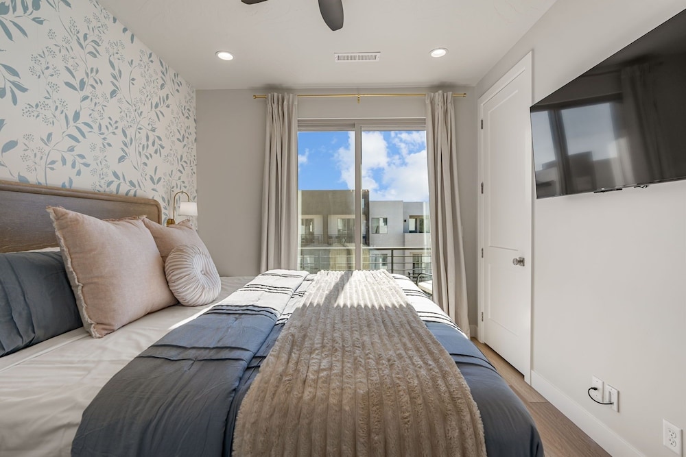 Sandy Cheeks 6 Bedroom Townhouse