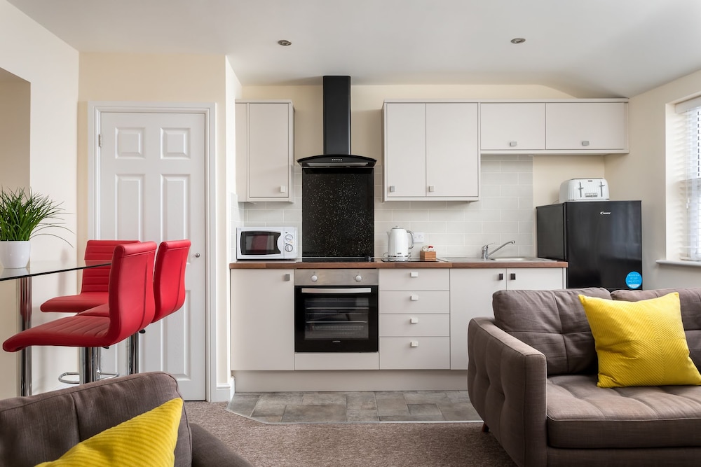 Elliot Oliver - 2 Bedroom Town Centre Apartment view 4