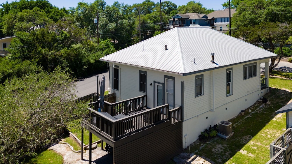 Modern Decor Walkable to Soco view 2