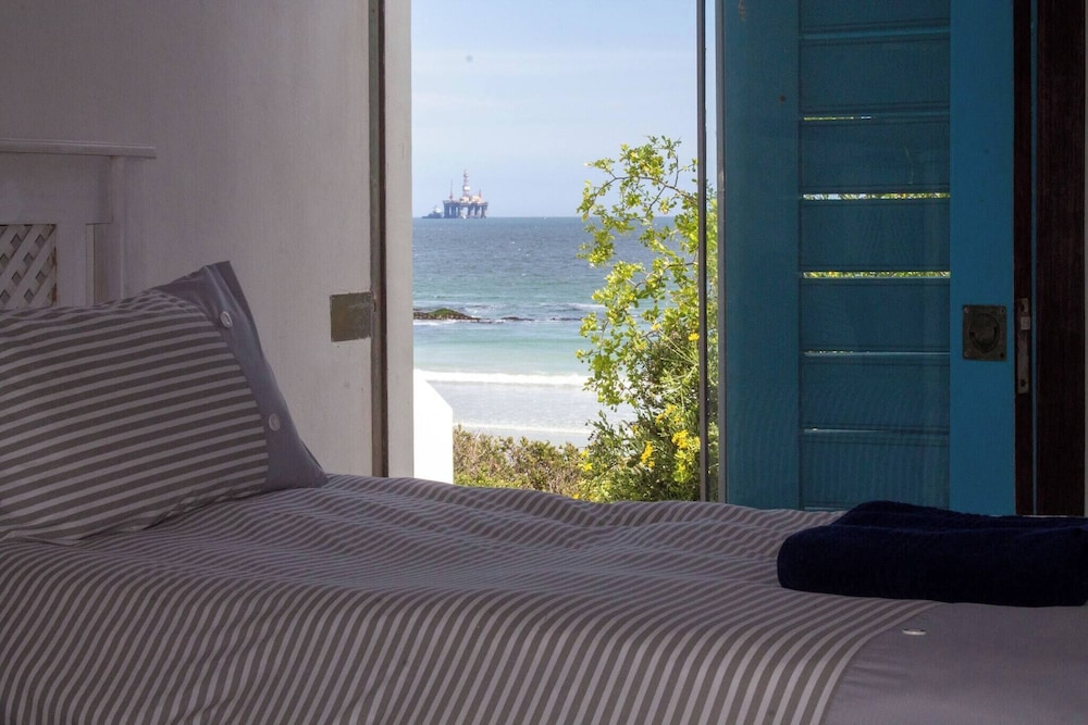 Paradys Oceanfront Submarine-style Holiday Home in Langebaan