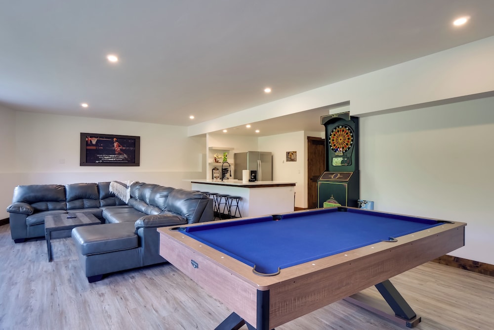 Hot Tub, Pool Table & Fireplaces: Blue River Gem