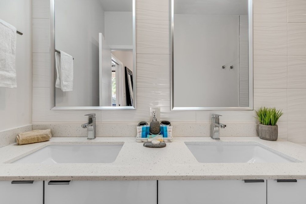 Fox Sonata Downtown Pool House 3 Bedroom Home