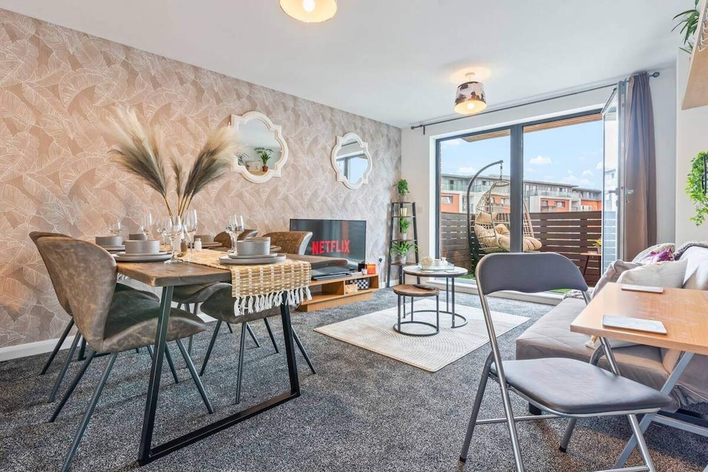 Desert Oasis Sleeps 8 With Parking