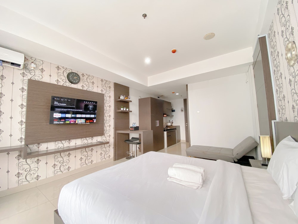 Tranquil Studio Room At Dago Suites Apartment view 5