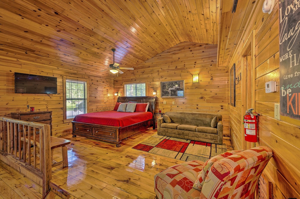 Ideally Located Broken Bow Cabin - Private Hot Tub view 4