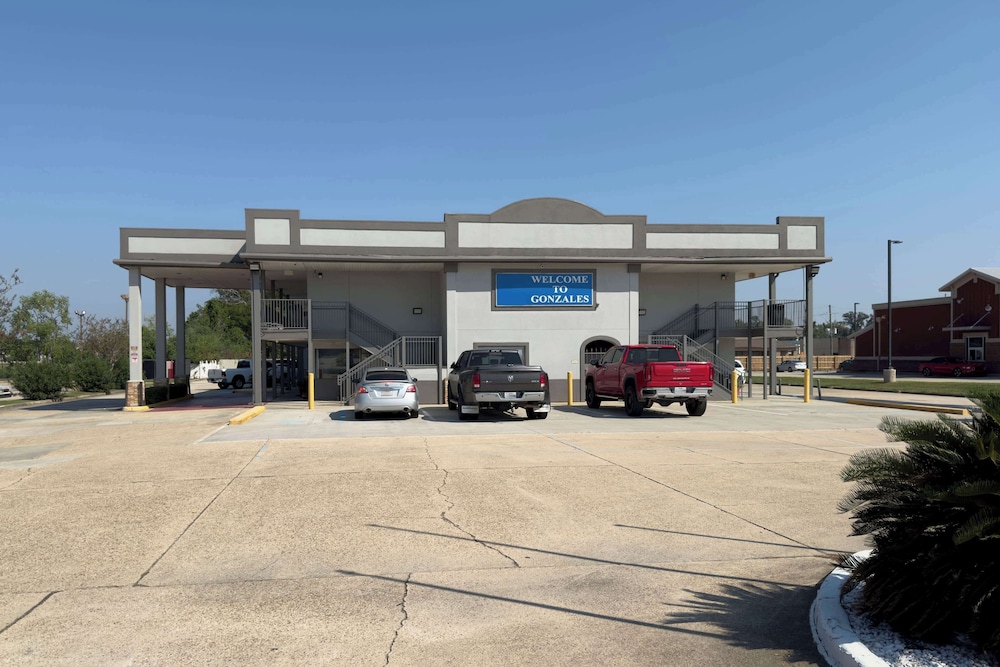 Days Inn by Wyndham Gonzales