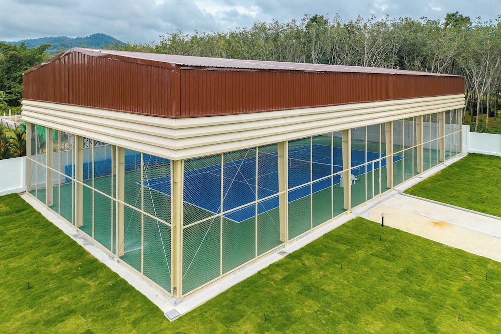 Full Size In Door Tennis Court Gym  V264