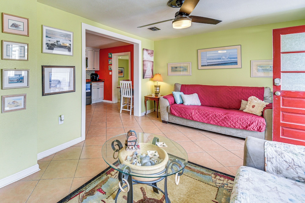 < 1/2 Mi to Beach Access + Pier: OBX Getaway