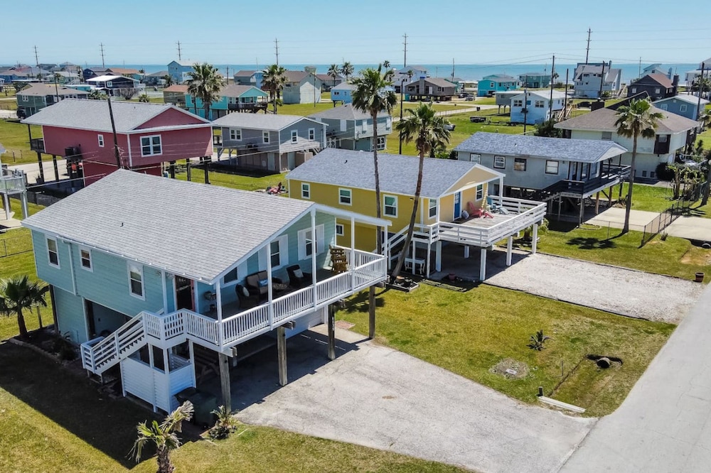 Home Lounge and Arcade Close to Beach and Marina