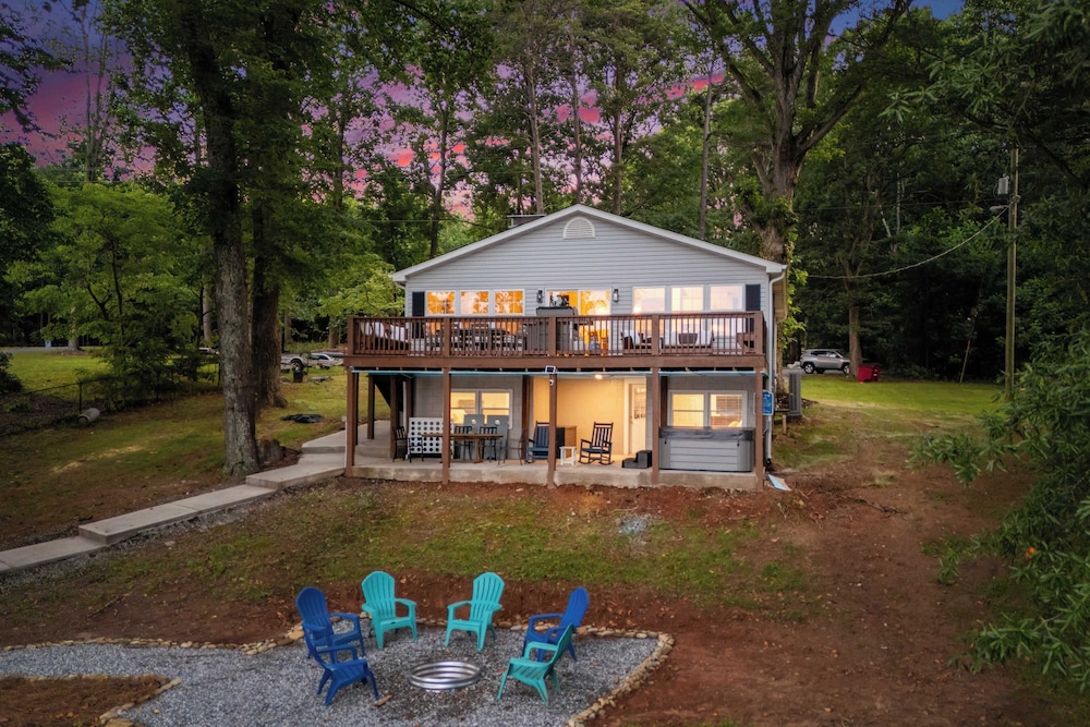 Lake Days by Avantstay Hot Tub + Firepit + Game Room & Private Dock Access