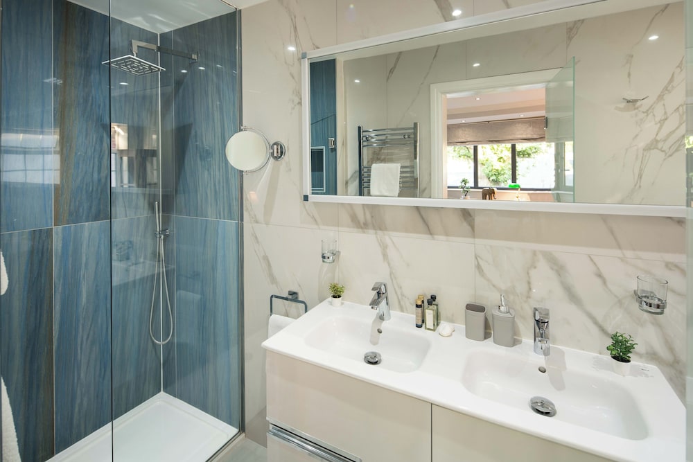 Luxurious 6-bed House With Pool and Free Parking