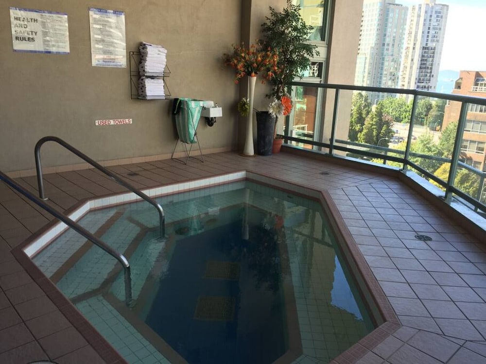 Beautiful 2 Bdrm 2bath Condo Downtown With Views of the Ocean
