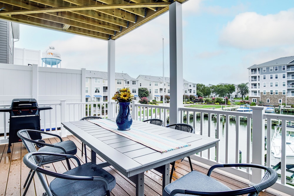 < 1 Mi to Dtwn: Waterfront Townhome in Cambridge!