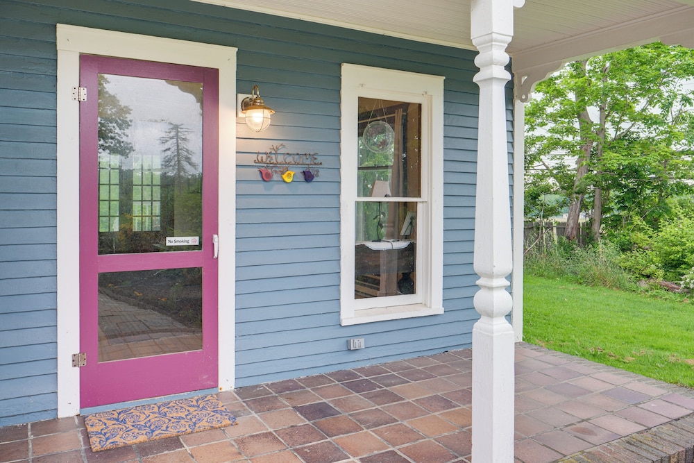 2 Mi to Chardon Square: Spacious Farmhouse
