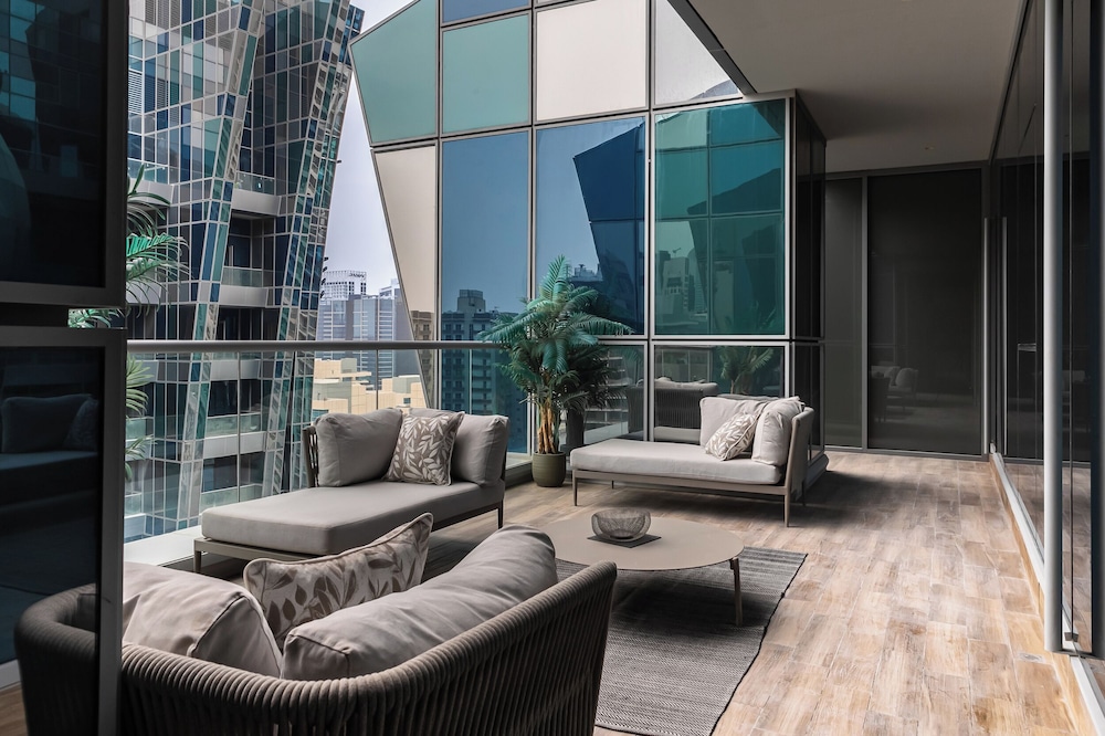 SIMPLY COMFORT Urban Chic Suites in J One Tower City & Canal Views
