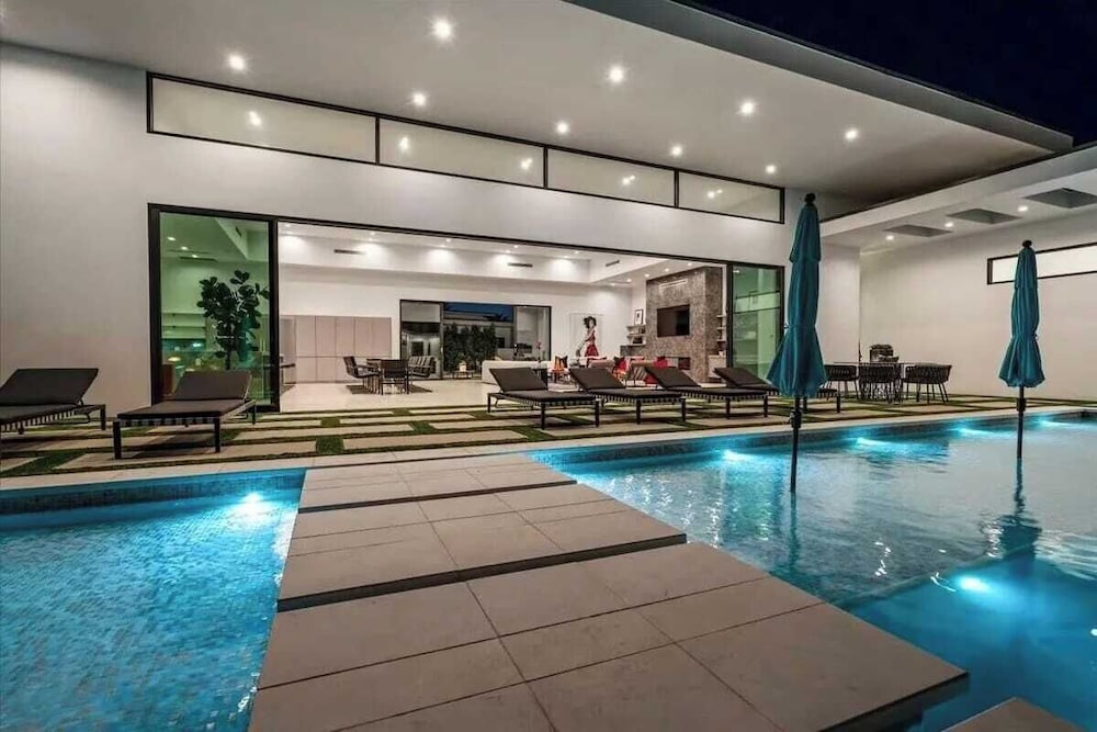 Sleeps 23 Luxury Villa w/ Pool, Hot Tub & Pickleball Court Bravo Villa 10