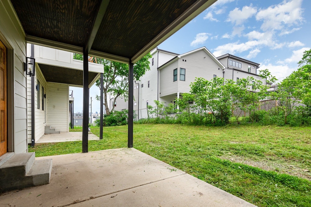 Citrine-private Patio & Balcony-near Germantown