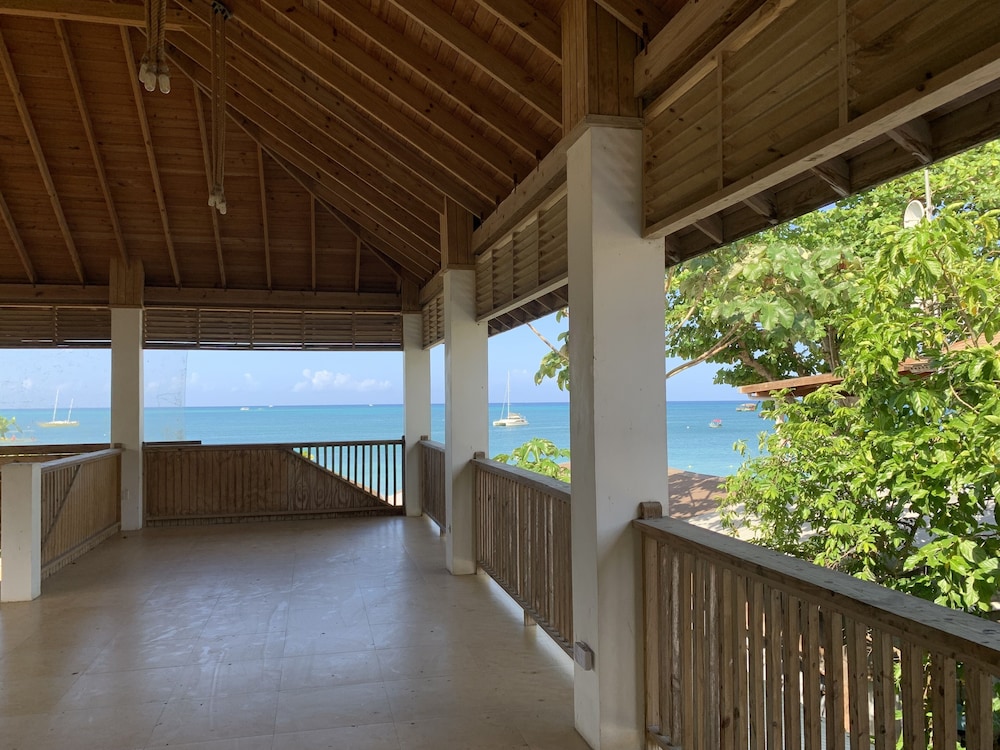 King Suite at Oceanview Resort in Jamaica - Enjoy 7 Miles Of White Sand Beach! 1 Bedroom Villa by RedAwning