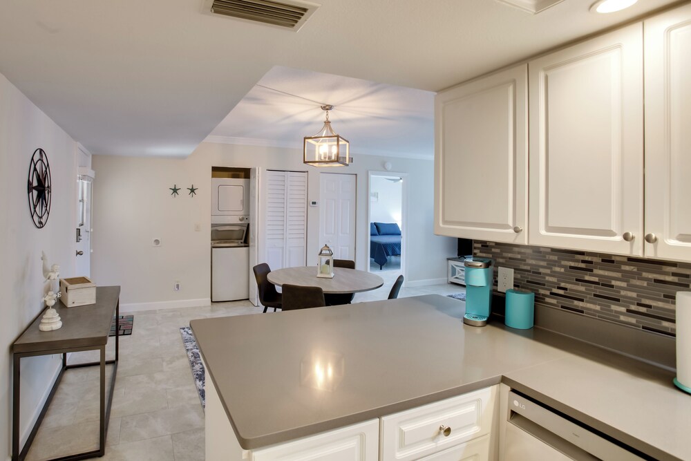 8 Mi to Beach: Modern Condo in Fort Myers!