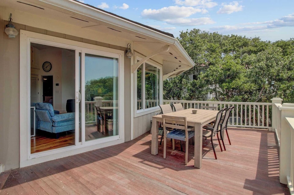 Private Pool, Putting Green & Steps to Isle of Palms Beach Paradise on Palm