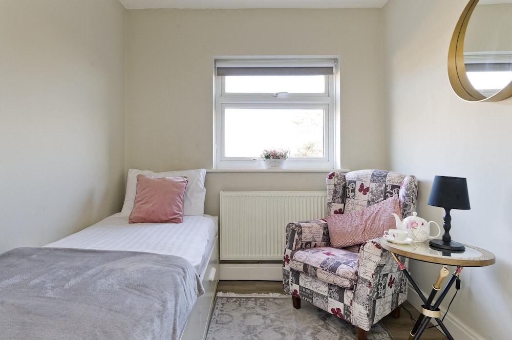 Attractive two Bedroom Flat in Ealing Broadway by Underthedoormat