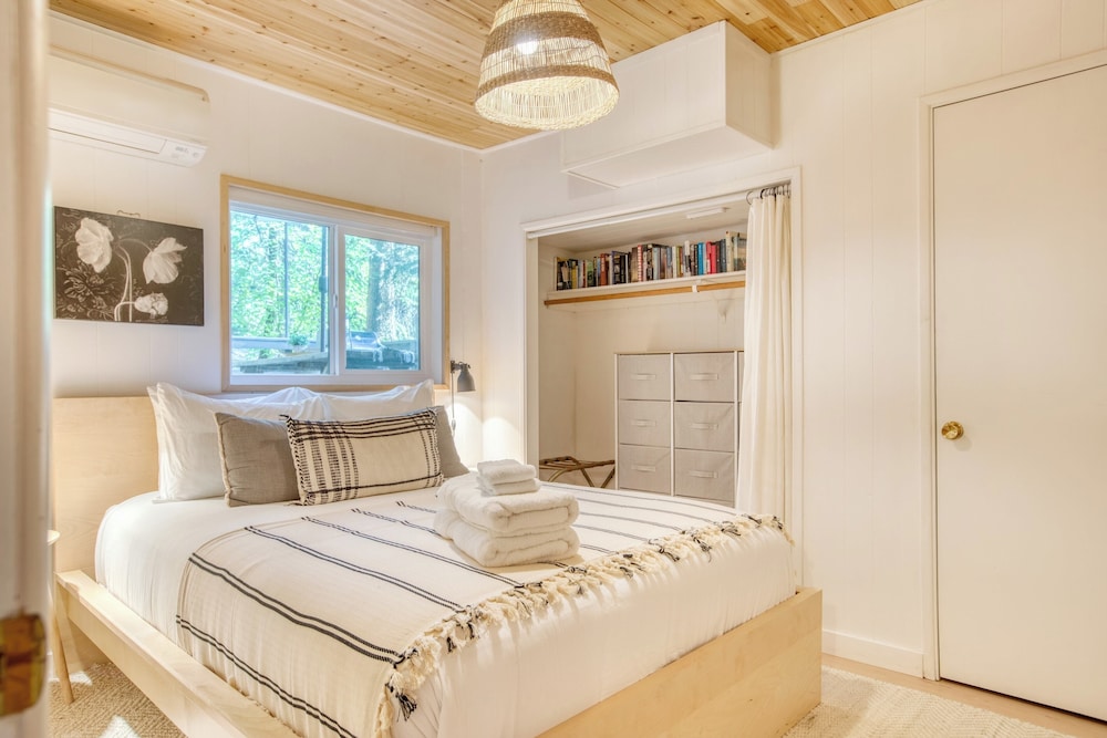 A-frame Retreat Chic and Modern Forest Views, Hammock, Outdoor Dining, Decks