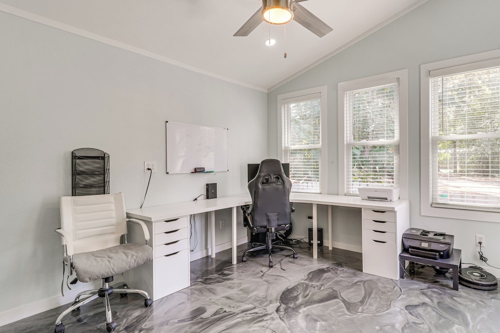2 Mi to Lake Bastrop! Modern Lost Pines Retreat