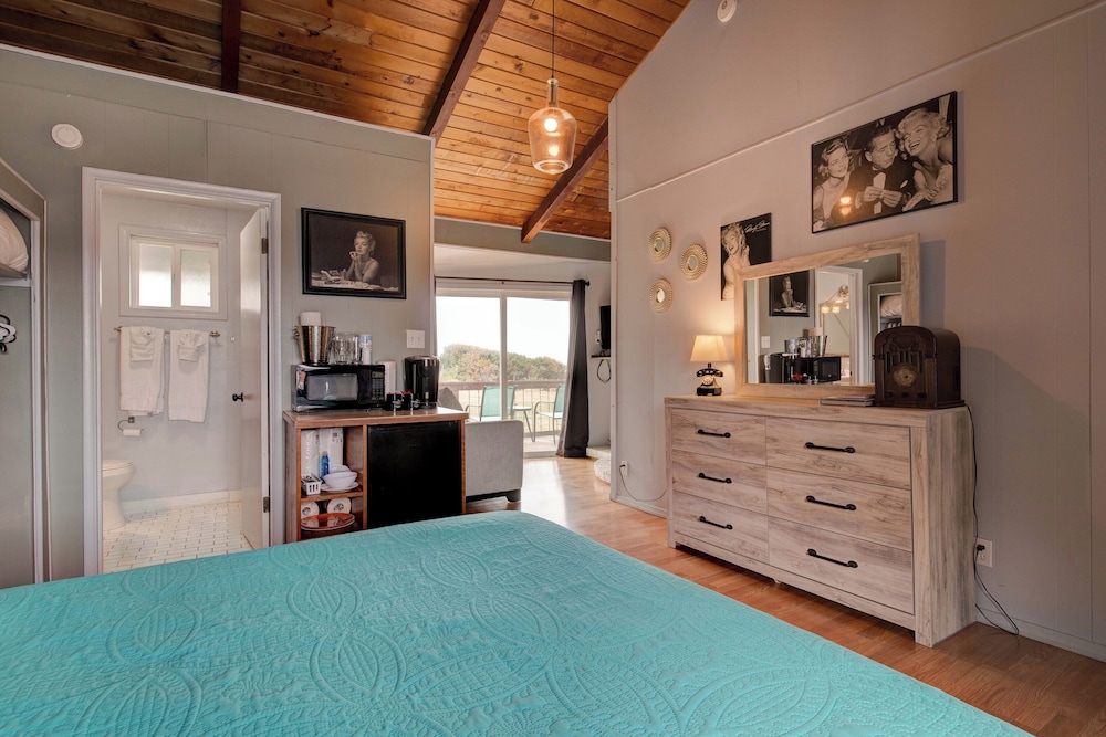 Moolack Shores Inn
