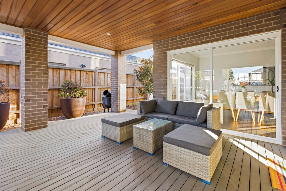 StayAU Contemporary 5BRM Families Home Point Cook