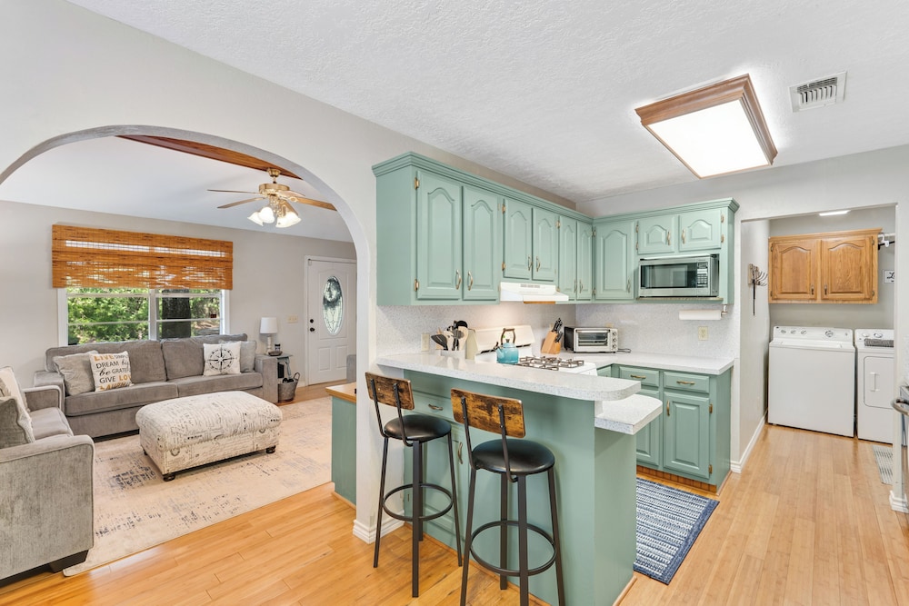 2BR Dog-friendly Home Near Lake w/ Fire Pit