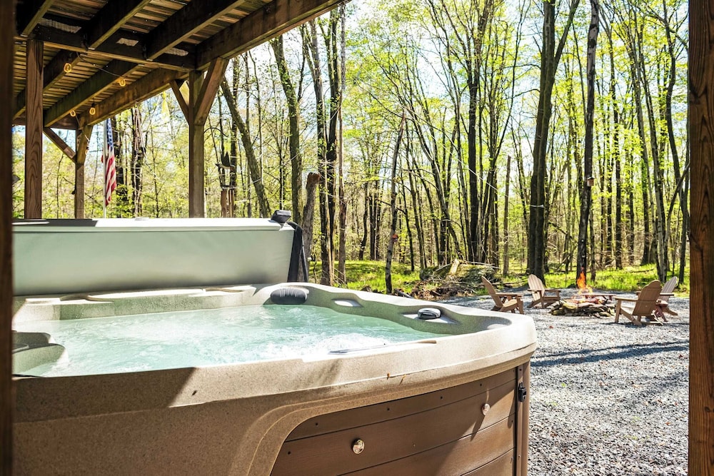 Atlas Point Lodge Sauna, Fireplaces, Kayaks, Lakes + Pet-friendly Yard