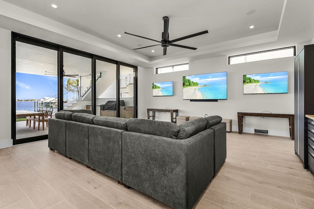 793 Shoreline Estate: 6bd/6br, Luxurious Pool Home On The Water! 6 Bedroom Home