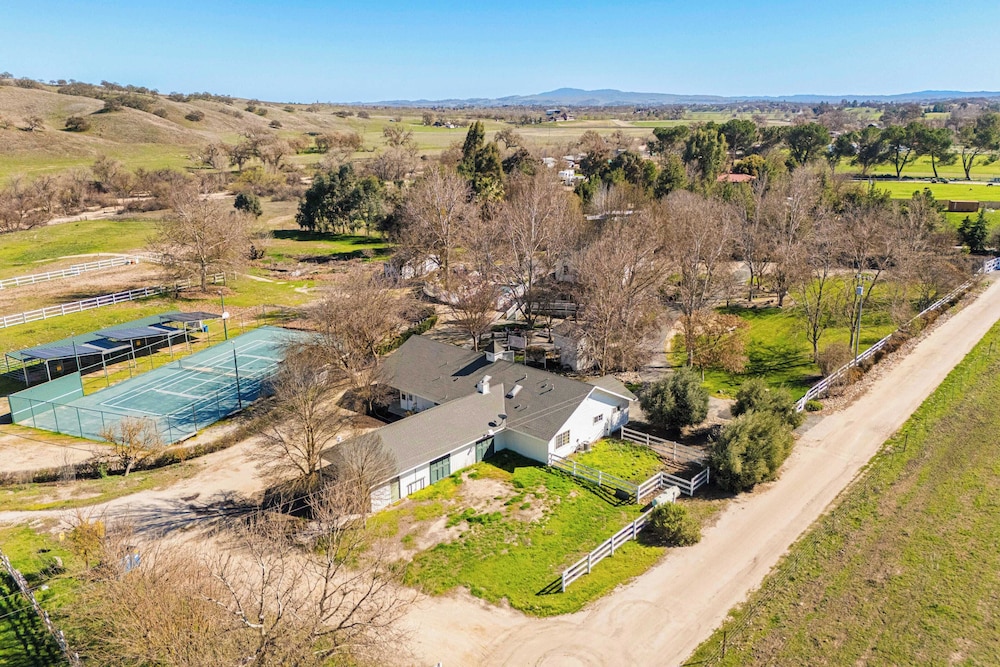 Victorian Manor In Paso Robles Wine Country + Pool, Hot Tub, Firepit, Tennis Court Sleeps 28