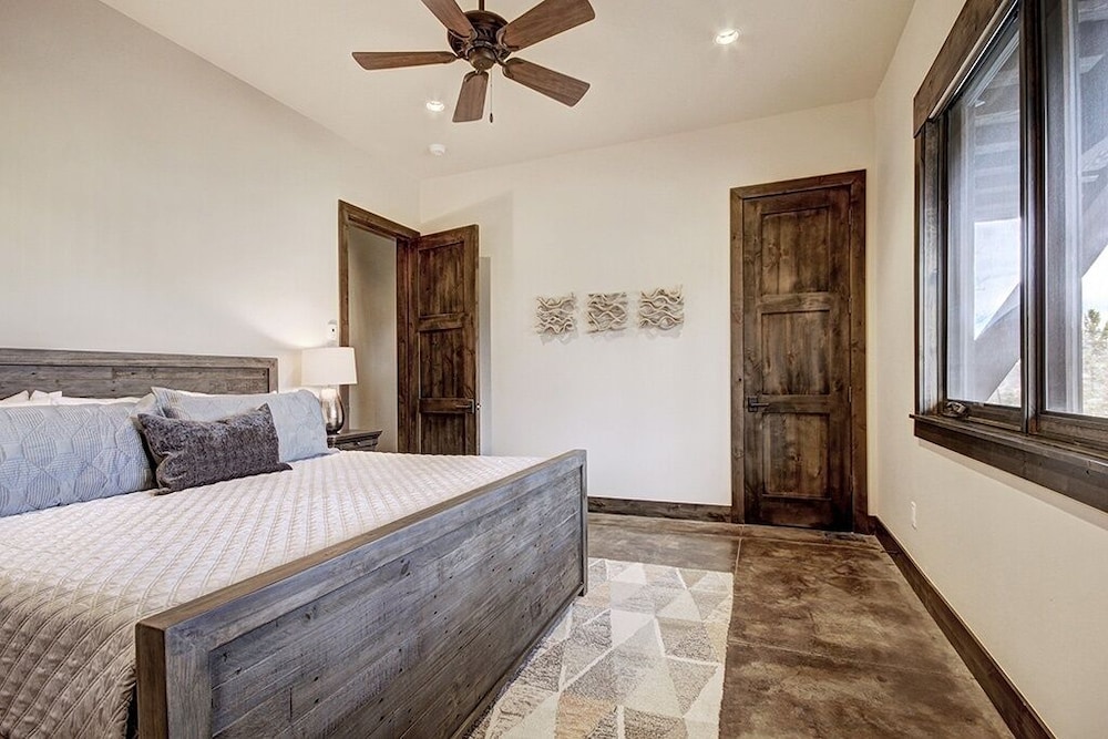 Hawk's Hideaway 6 Bedroom Home