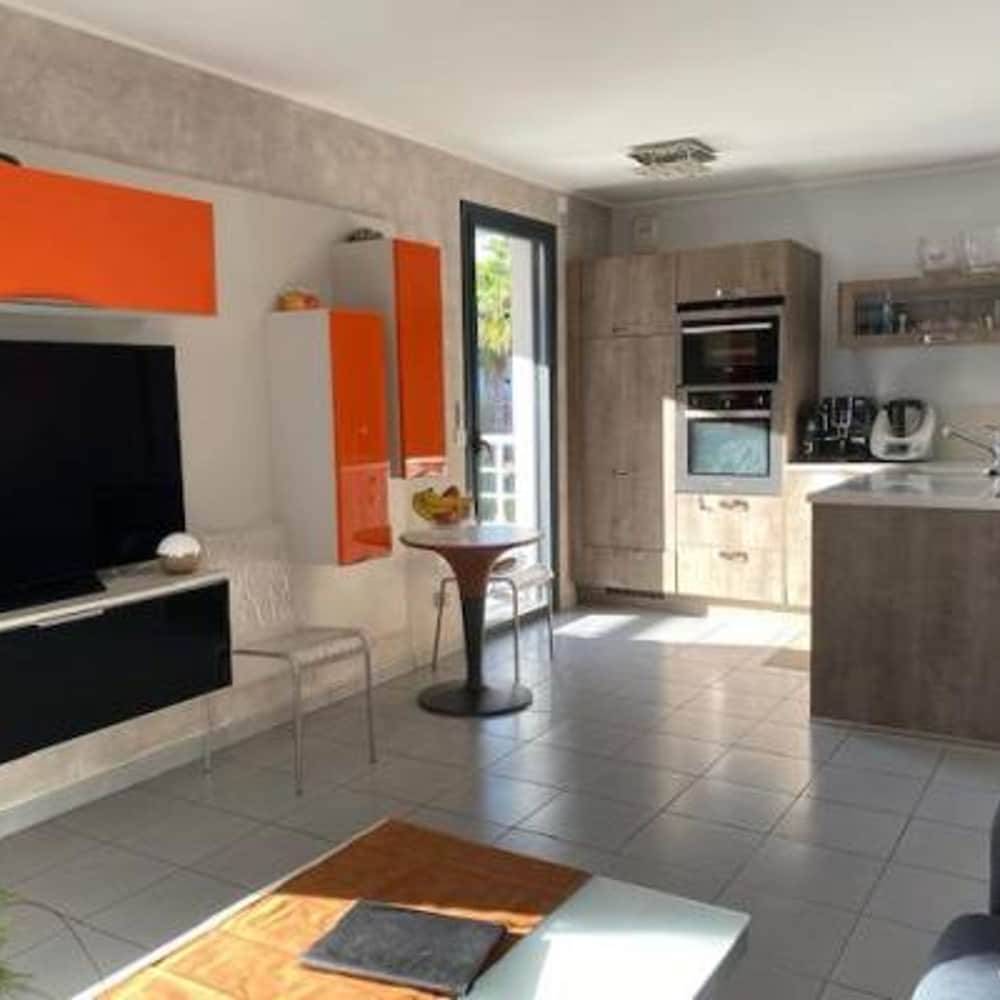 Two Bed Apt With Lovely Terrace - 2195