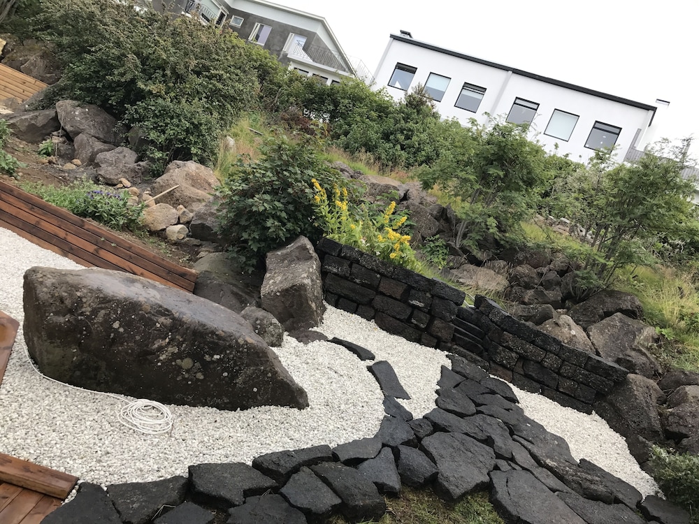 ICELAND SJF Villa , Hot tub & Outdoor Sauna Amazing Mountains View - 15 min to downtown