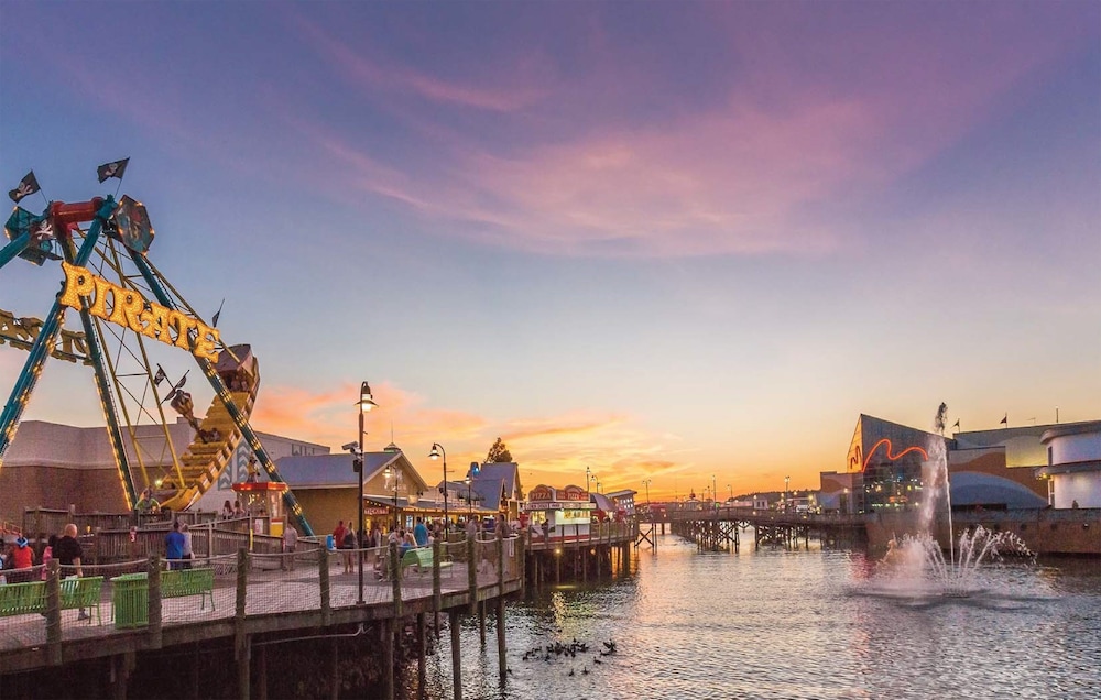 Boardwalk Resort by Hosteeva