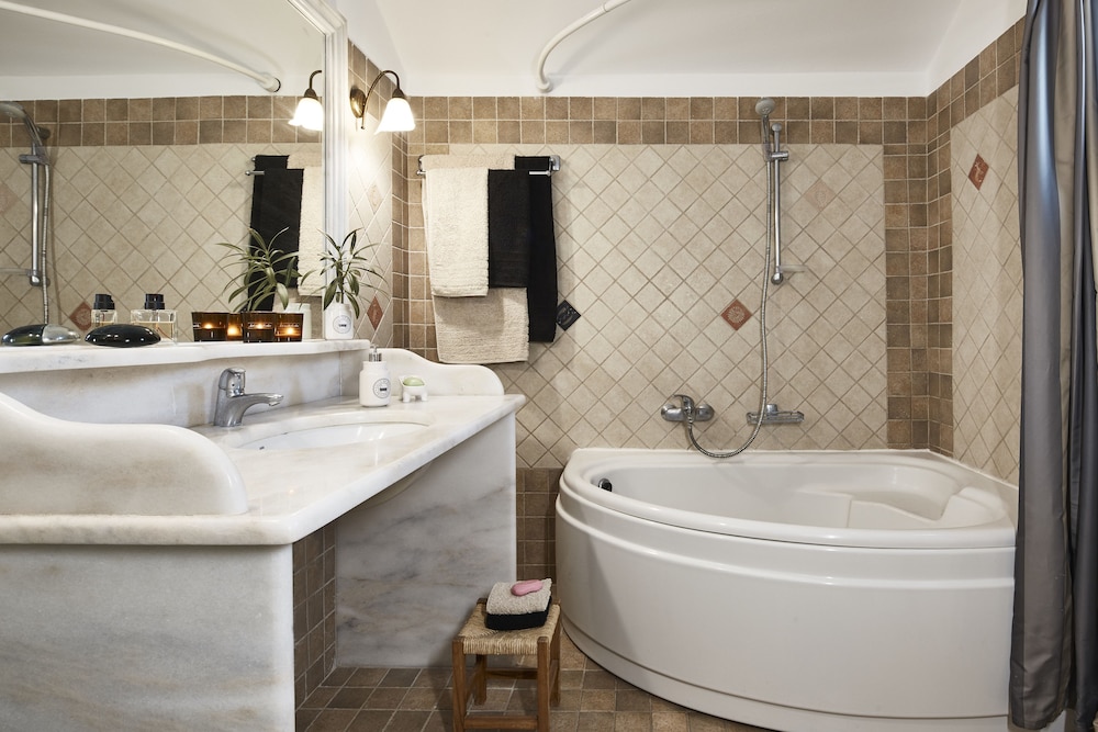 The Beach House en Santorini — bathroom