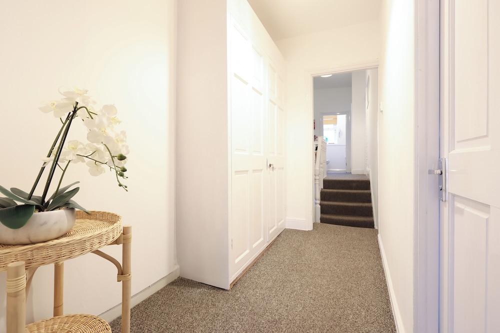 Cardiff Guesthouse & On-Street Parking