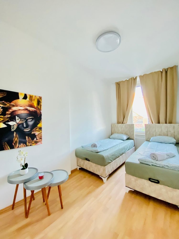 5 Bedroom Apartment near Schonbrunn