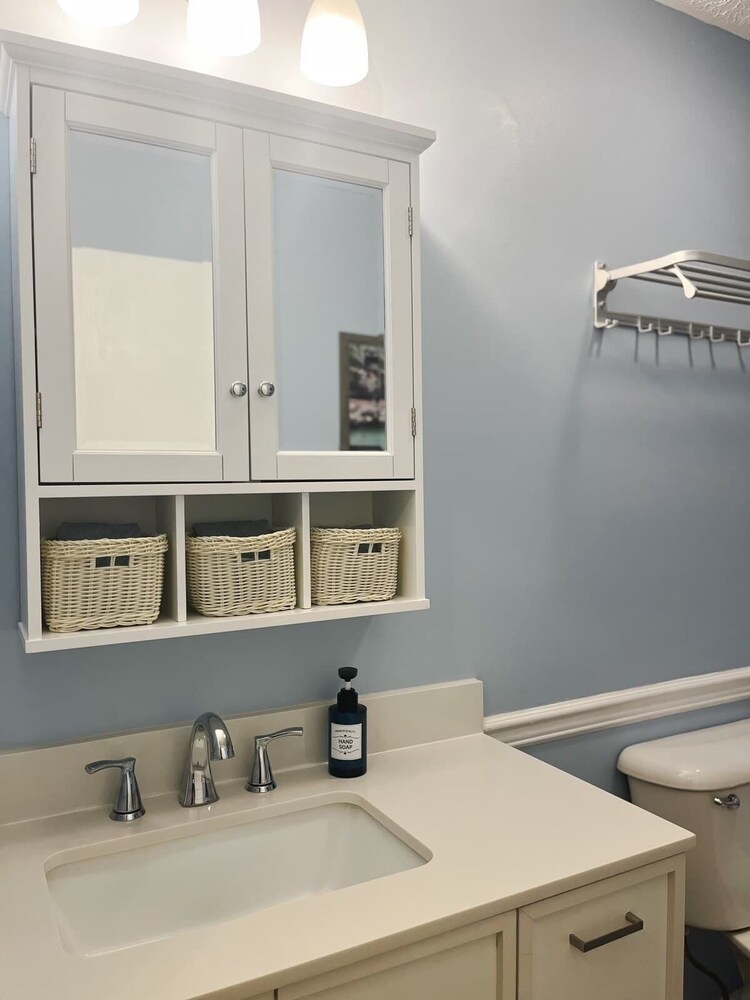 Blue Heron Cottage With Game Room, Deck & Hot Tub