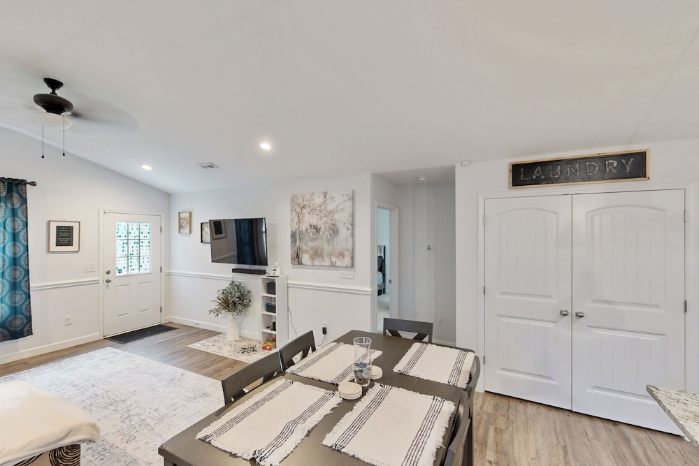 3BR Charming, Dog Friendly Home w/ Fire Pit!