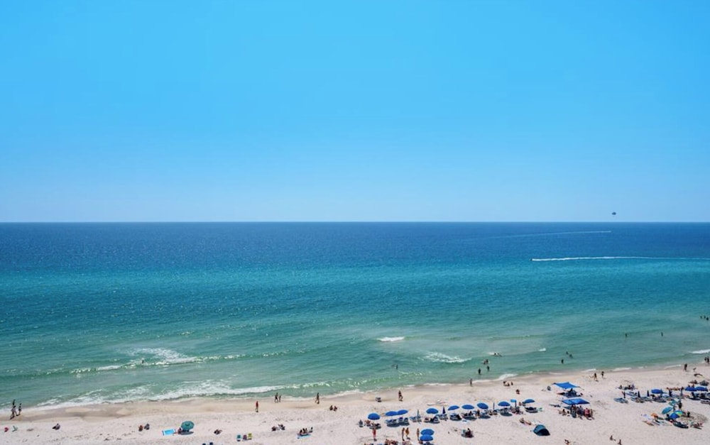 Coastal Hideaway: Cozy Beachfront Studio Sleeps 4 With Stunning Views!