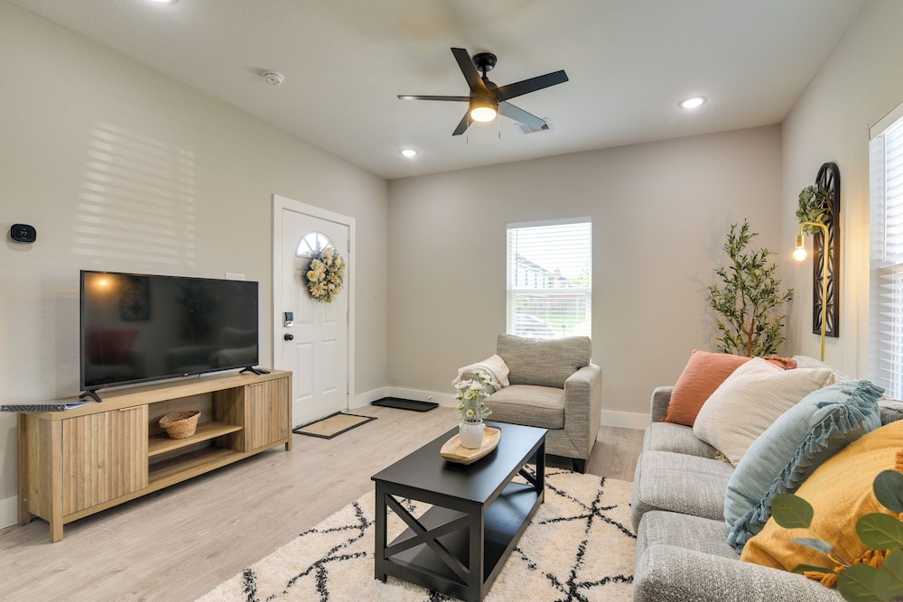 Patio & Fenced Yard: Home Close to Dtwn Houston!