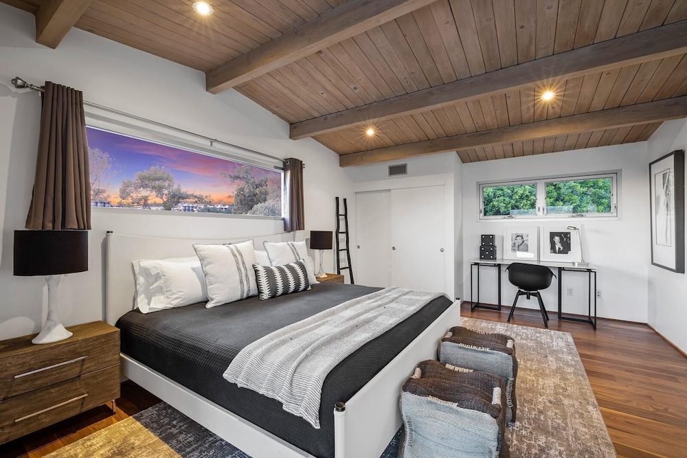 Belle Horizon - Modern Villa With Expansive Balcony and Views